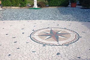 Pavimenti per esterni in botticino e verde alpi