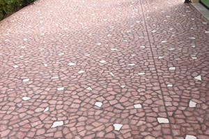 passo carraio in rosso asiago con inserti in botticino