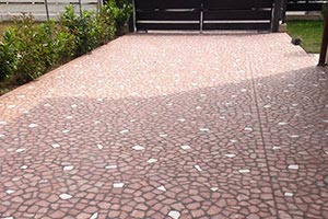 Passo carraio in rosso asiago con inserti in botticino