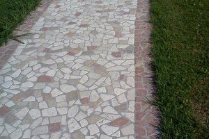 pavimento in travertino chiaro e noce