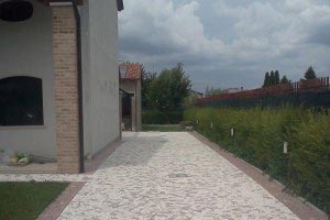 Pavimento in travertino chiaro e noce