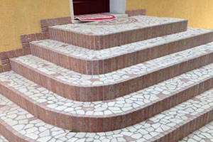 scala esterna in botticino e rosso asiago