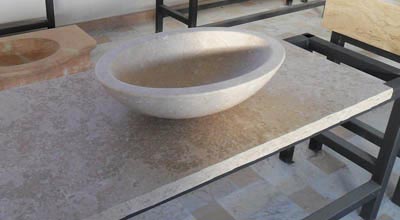 Lavabo d'appoggio in botticino con piano Lavorazione Marmi a Venezia: Marmi Piccolo