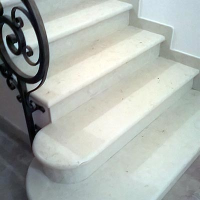 Dettaglio scala in marmo da interno