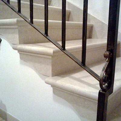Dettaglio scala in marmo