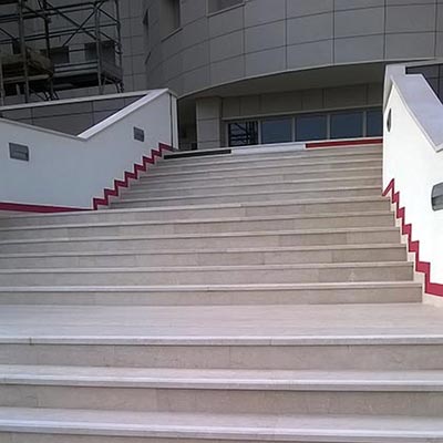 Scala in marmo da esterno