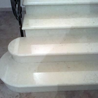 Scalini in marmo curvi